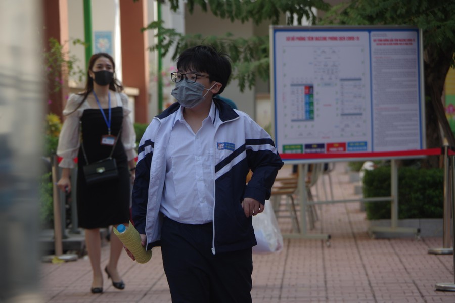 Phụ huynh sốt ruột chờ con trong ngày đầu Hà Nội tiêm vaccine phòng Covid-19 cho học sinh lớp 8 và 7