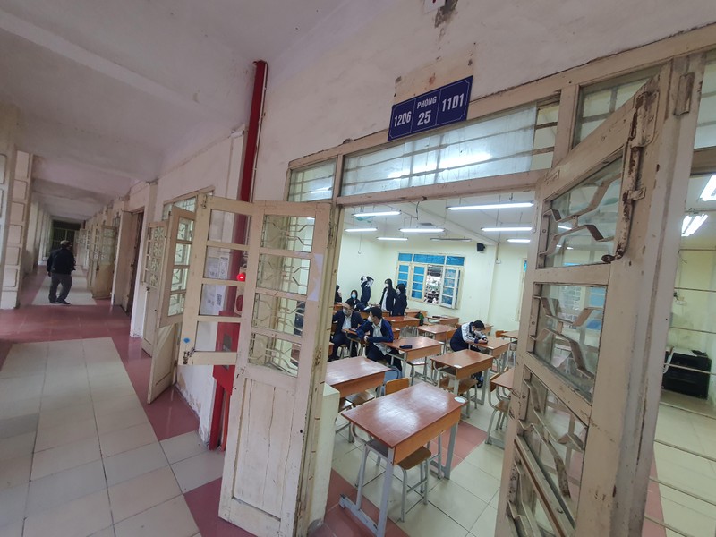 Hình ảnh mới nhất về ngày đầu tiên học sinh lớp 12 ở trung tâm Hà Nội trở lại trường