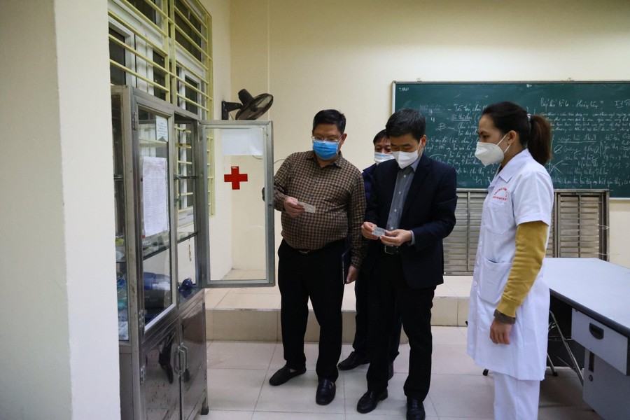 Thâu đêm lập trạm y tế lưu động thu dung bệnh nhân Covid-19 giữa Hà Nội 