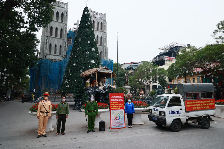 Theo chân lực lượng tuần tra, xử phạt người không đeo khẩu trang chụp ảnh check-in nơi công cộng ở Hà Nội