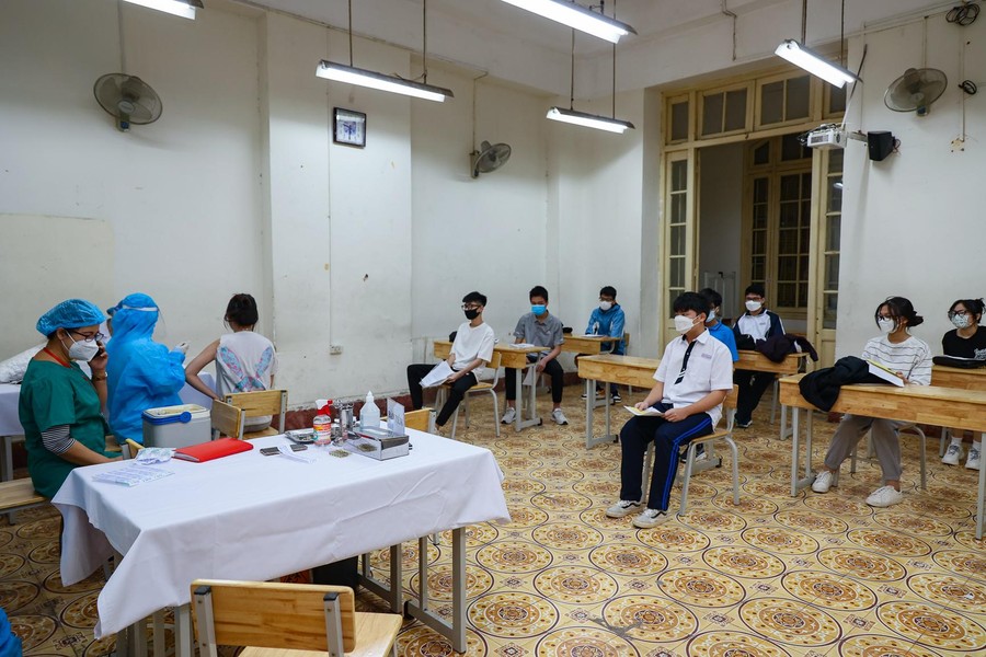 Cận cảnh quy trình tiêm vaccine phòng Covid-19 mũi 2 cho học sinh Hà Nội