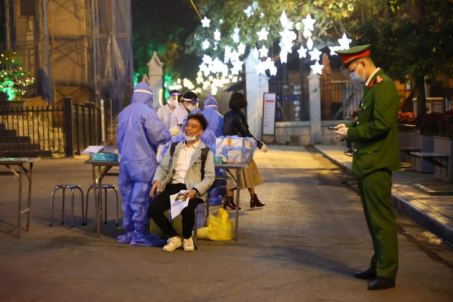 Xem hình ảnh đêm Giáng sinh đặc biệt ở Hà Nội