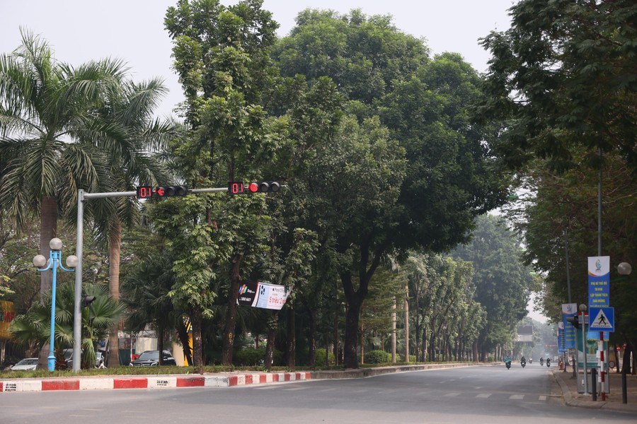 Hà Nội: Toàn cảnh đường Hoàng Quốc Việt trước khi xén giải phân cách để giảm ùn tắc giao thông