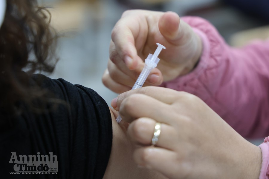 Hà Nội bắt đầu tiêm vaccine Covid-19 mũi 3 cho người dân, người cao tuổi có bệnh nền cũng được tiêm