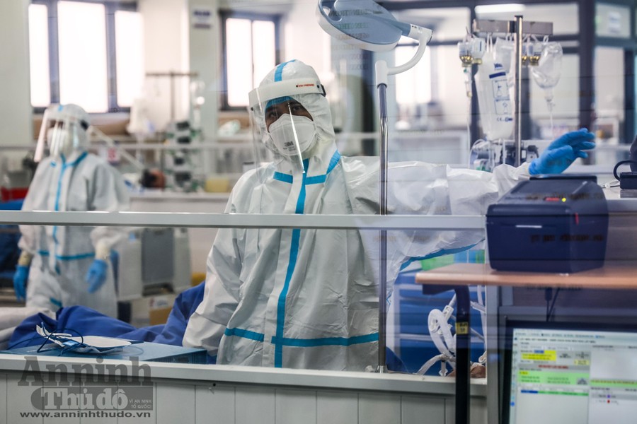 Những hình ảnh đặc biệt về nơi đang giành giật sự sống cho bệnh nhân Covid-19 nặng ở Hà Nội