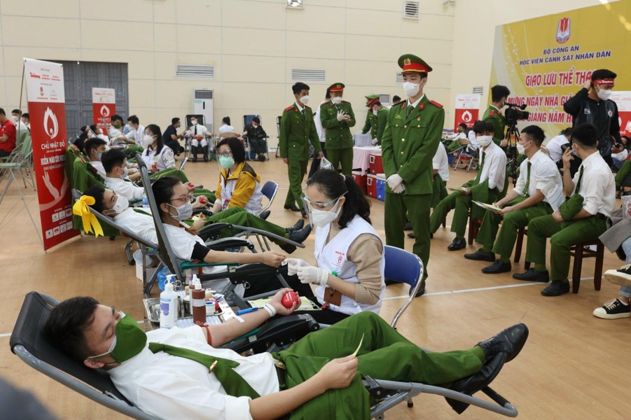 Ấn tượng nữ học viên Cảnh sát hiến máu cứu người trong hành trình Chủ nhật đỏ đầu tiên của năm 2022