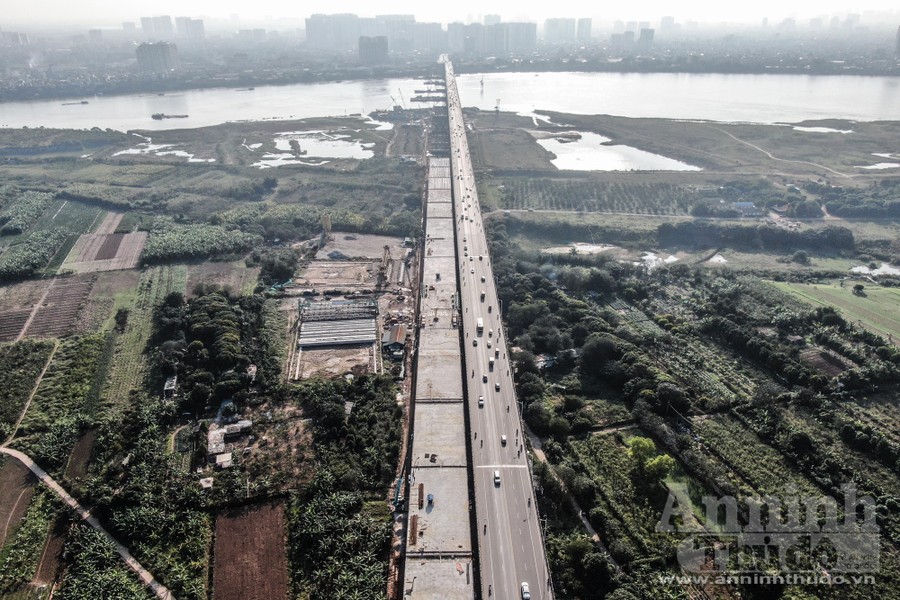 Từ trên cao xem đại công trường xây cầu hơn 2.500 tỷ đồng ngày giáp Tết ở Hà Nội