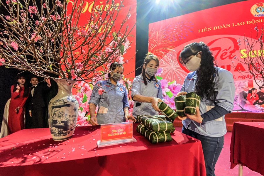 Xúc động hình ảnh công nhân Hà Nội về quê ăn tết Nhâm Dần với những món quà ấm áp sẻ chia