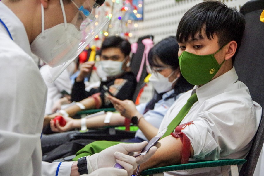 Ấn tượng hình ảnh thanh niên Công an Thủ đô rạng rỡ khi hiến máu phục vụ bệnh nhân ngày sát Tết