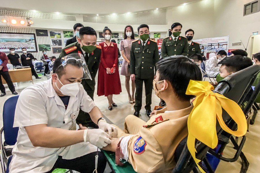 Ấn tượng hình ảnh thanh niên Công an Thủ đô rạng rỡ khi hiến máu phục vụ bệnh nhân ngày sát Tết