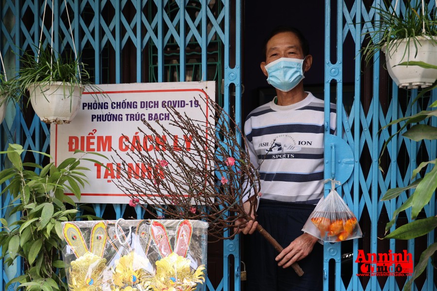 Theo chân shipper đặc biệt mang xuân bình an, cá chép đến với bệnh nhân Covid-19 điều trị tại nhà ở Hà Nội