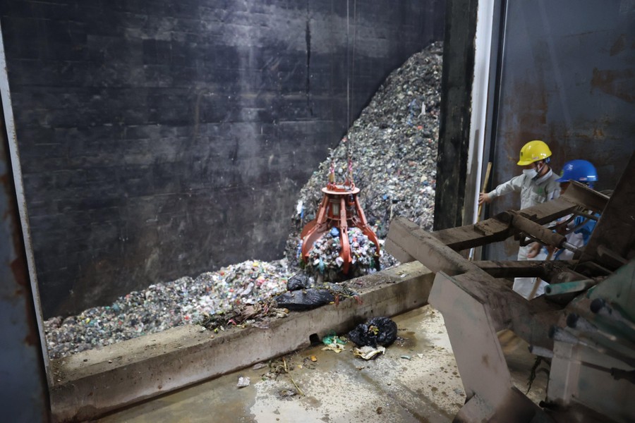 Cận cảnh gầu múc rác siêu khủng ở nhà máy điện rác đầu tiên hoạt động ở Hà Nội