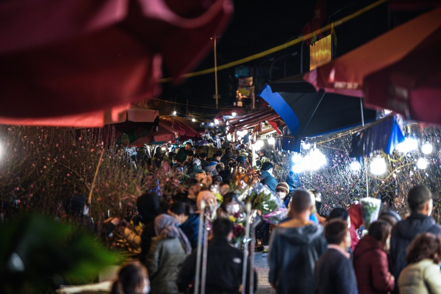 Hình ảnh đặc biệt đêm cuối năm: Người Hà Nội chen chân đội mưa rét đi chợ hoa lớn nhất Thủ đô