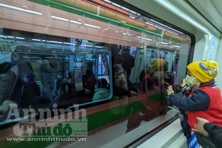 Người Hà Nội chen chân trải nghiệm tàu điện Cát Linh - Hà Đông chiều mùng 4 Tết Nhâm Dần
