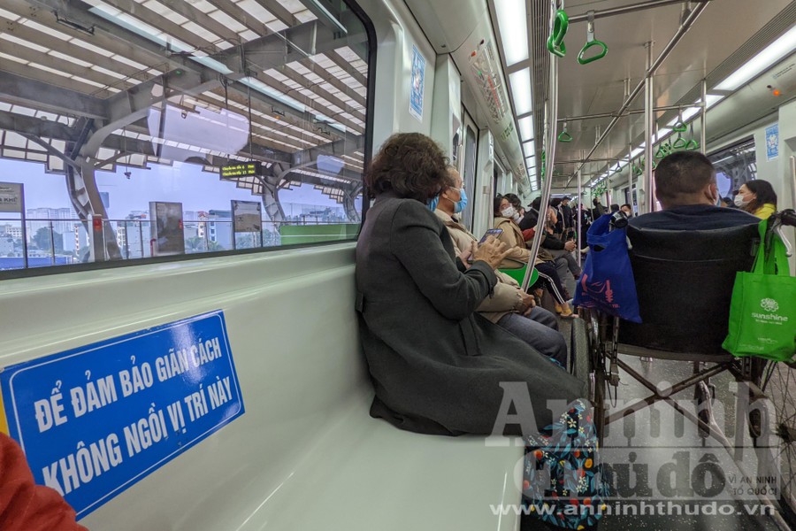 Người Hà Nội chen chân trải nghiệm tàu điện Cát Linh - Hà Đông chiều mùng 4 Tết Nhâm Dần