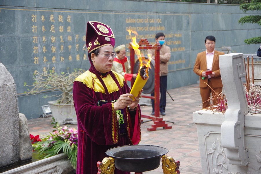 Bí thư Thành ủy Hà Nội dâng hương tưởng nhớ Hoàng đế Quang Trung nhân kỷ niệm 233 năm Chiến thắng Ngọc Hồi - Đống Đa