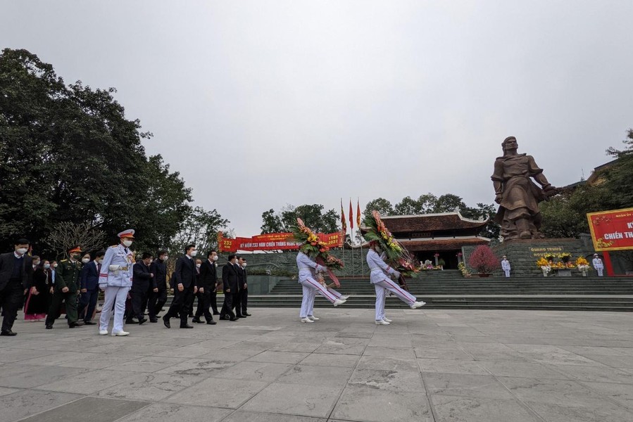 Bí thư Thành ủy Hà Nội dâng hương tưởng nhớ Hoàng đế Quang Trung nhân kỷ niệm 233 năm Chiến thắng Ngọc Hồi - Đống Đa