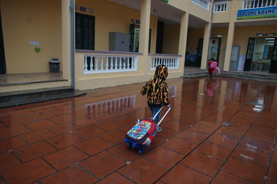 Ngày đầu học sinh tiểu học ngoại thành Hà Nội đội mưa rét đến trường học trực tiếp