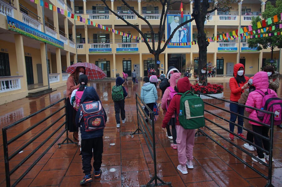 Ngày đầu học sinh tiểu học ngoại thành Hà Nội đội mưa rét đến trường học trực tiếp