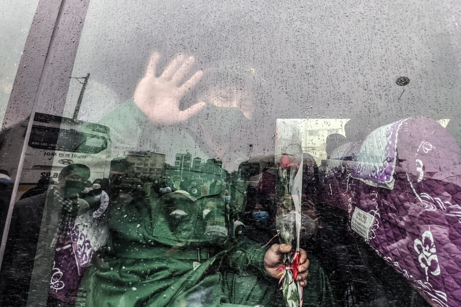 Xúc động hình ảnh thanh niên Thủ đô phấn khởi lên đường nhập ngũ dưới mưa lạnh