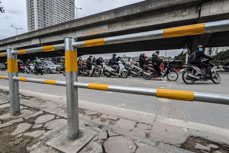 Cận cảnh những đoạn vỉa hè được quây kín bằng rào sắt ở Hà Nội: Có hiệu quả, nhưng còn bất cập