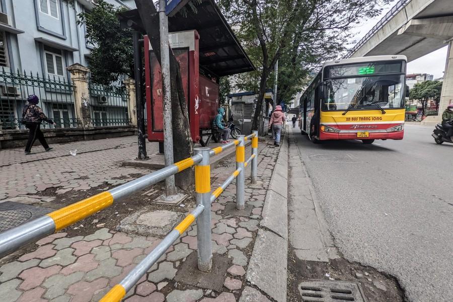 Cận cảnh những đoạn vỉa hè được quây kín bằng rào sắt ở Hà Nội: Có hiệu quả, nhưng còn bất cập