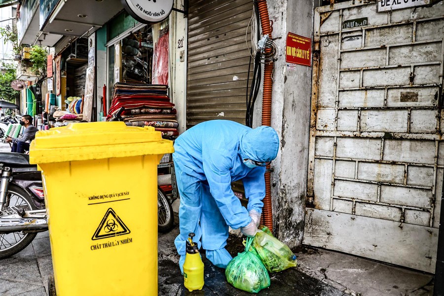 Cận cảnh quá trình thu gom rác thải y tế của F0 điều trị tại nhà và nguy cơ từ việc mắc bệnh không khai báo