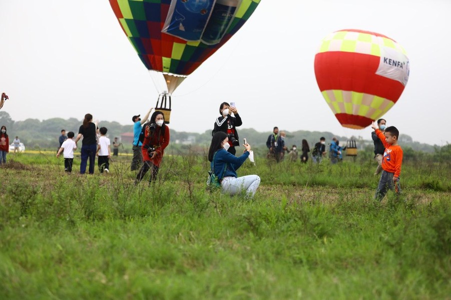 Hình ảnh đẹp mắt của 22 khinh khí cầu rực rỡ lần đầu tiên xuất hiện ở Hà Nội