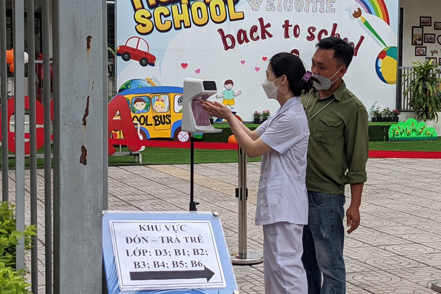 Cận cảnh trẻ mầm non Hà Nội ngày đầu tiên đến trường học trực tiếp