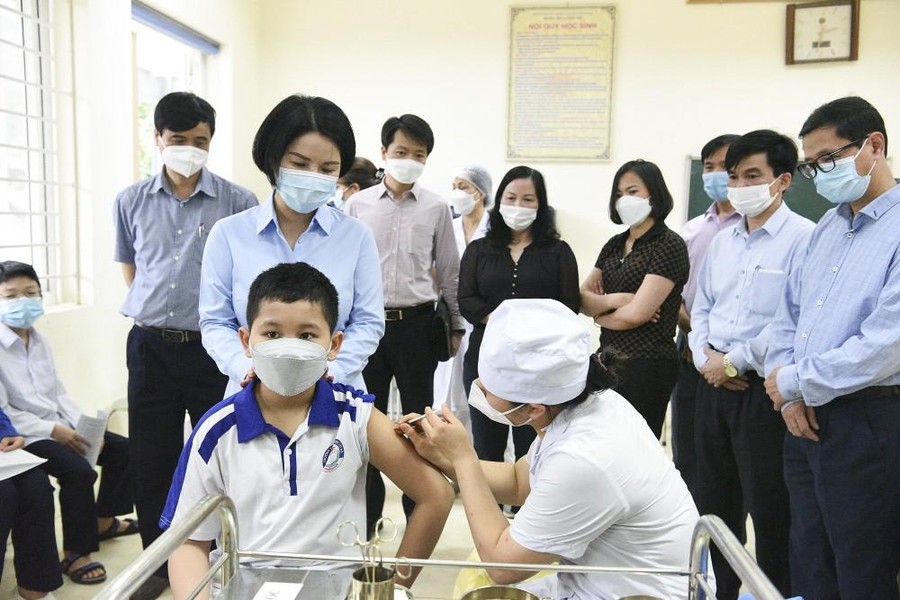 Cận cảnh những mũi vaccine Covid-19 đầu tiên cho trẻ 5 đến 12 tuổi ở Hà Nội
