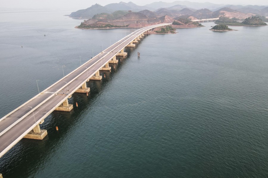 Cầu vượt biển Quảng Ninh - một kỳ quan kỹ thuật của Việt Nam, cao 188m trên mực nước biển và dài 5.4km giúp giảm thiểu thời gian di chuyển giữa Hạ Long và Móng Cái đến 50 phút. Trải nghiệm cảm giác thăng hoa khi đi qua cầu lớn nhất Đông Nam Á và ngắm nhìn khung cảnh tuyệt đẹp của vùng biển Quảng Ninh.