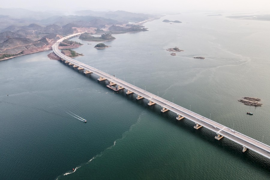 Cầu vượt biển Quảng Ninh là một công trình kỳ diệu đang thu hút được sự chú ý của rất nhiều du khách. Với chiều dài 5,44km, cầu vượt này được xem như là biểu tượng của Quảng Ninh hiện đại và phát triển. Dưới đây là những hình ảnh lung linh mang đến cho bạn cảm giác thích thú.