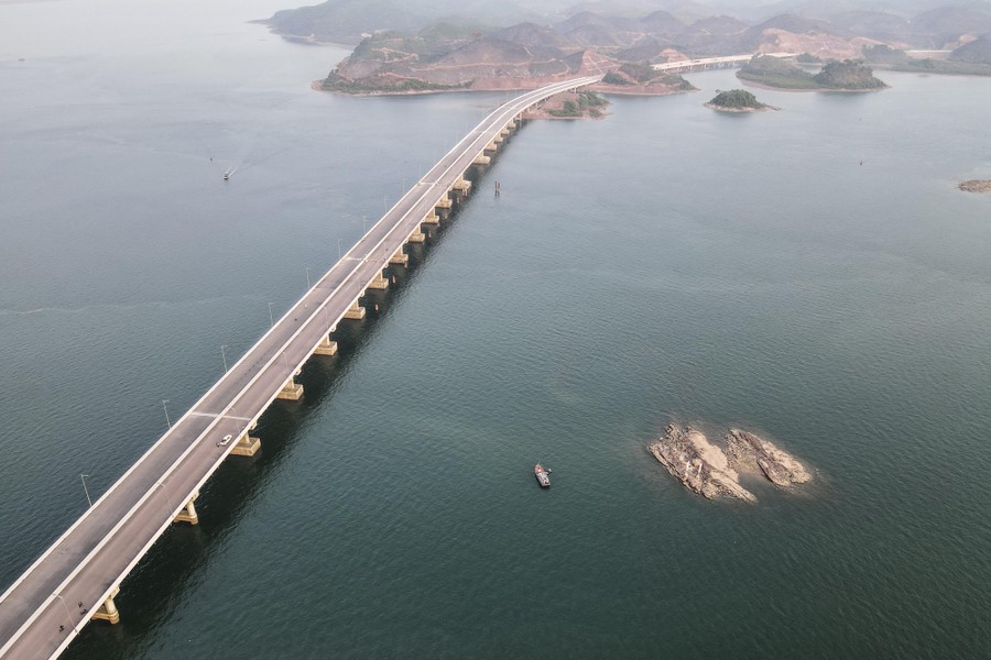 cầu vượt biển (sea-crossing bridge): Cầu vượt biển là một công trình kỳ vĩ của con người, là địa điểm không thể bỏ qua khi đến các thành phố ven biển. Với kiến trúc độc đáo và vị trí đắc địa giữa mênh mông biển cả, cầu vượt biển đem lại phong cảnh lãng mạn và ấn tượng nhất định cho du khách. Nhấp vào hình ảnh để khám phá những cây cầu vượt biển đẹp nhất tại Việt Nam.