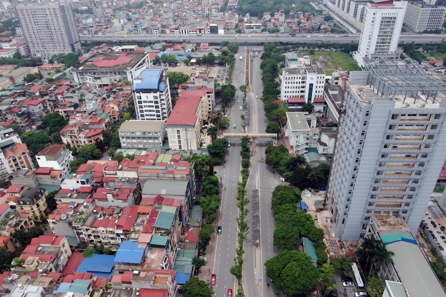Nhìn từ flycam, đường Hoàng Quốc Việt 8 làn xe cực đẹp sau xén giải phân cách