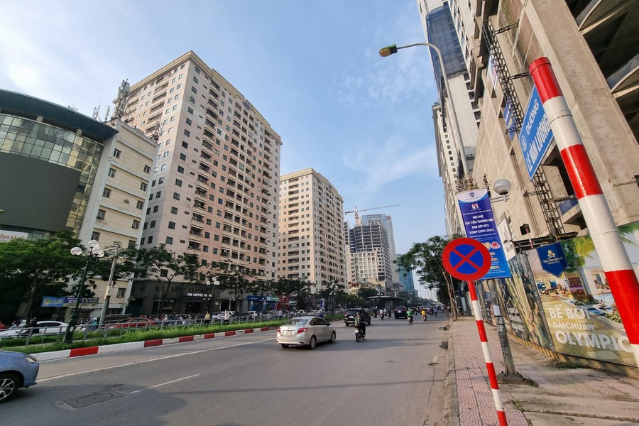 Toàn cảnh đường Lê Văn Lương - Tố Hữu với loạt cao ốc vi phạm quy hoạch