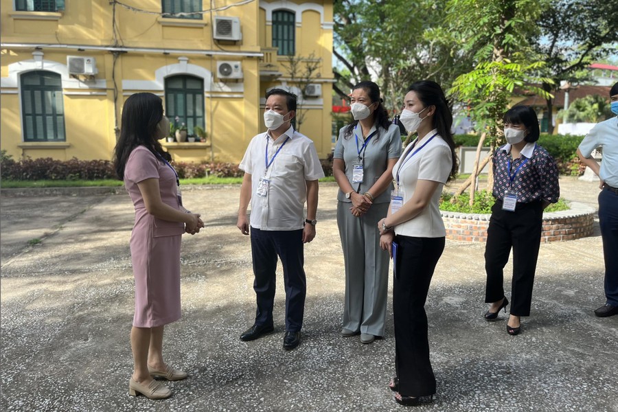 Toàn cảnh thi lớp 10 tại Hà Nội: Phó Chủ tịch UBND TP kiểm tra điểm thi và động viên thí sinh 