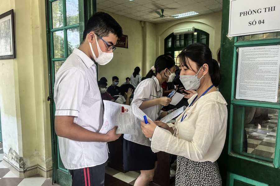 Toàn cảnh thi lớp 10 tại Hà Nội: Phó Chủ tịch UBND TP kiểm tra điểm thi và động viên thí sinh 
