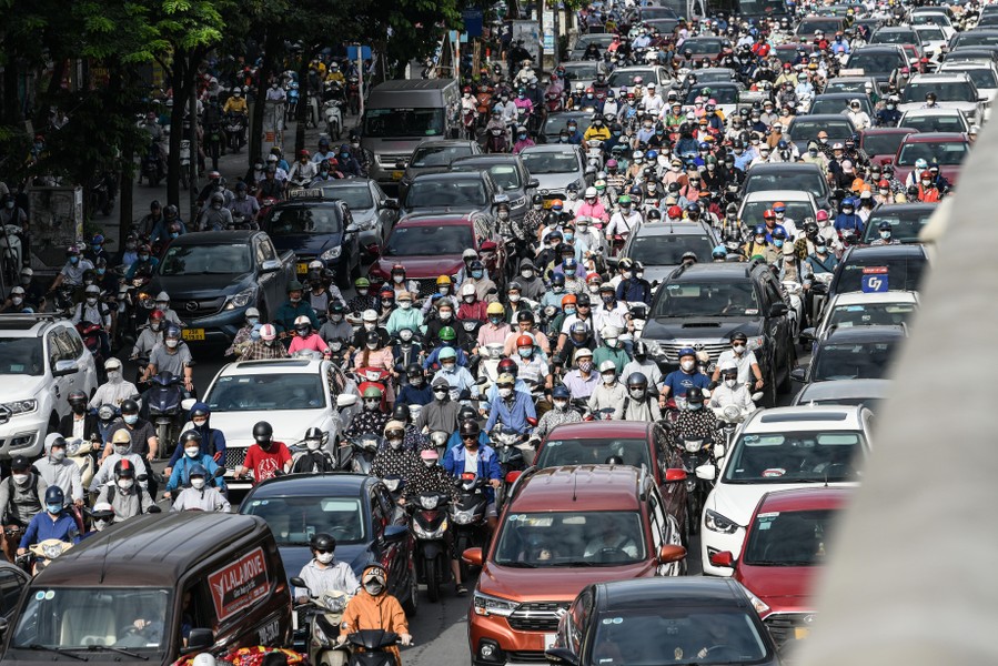 Hà Nội: Ngán ngẩm cảnh cố tình đi ngược chiều tại nút phân luồng thí điểm giảm ùn tắc ở đường Nguyễn Trãi