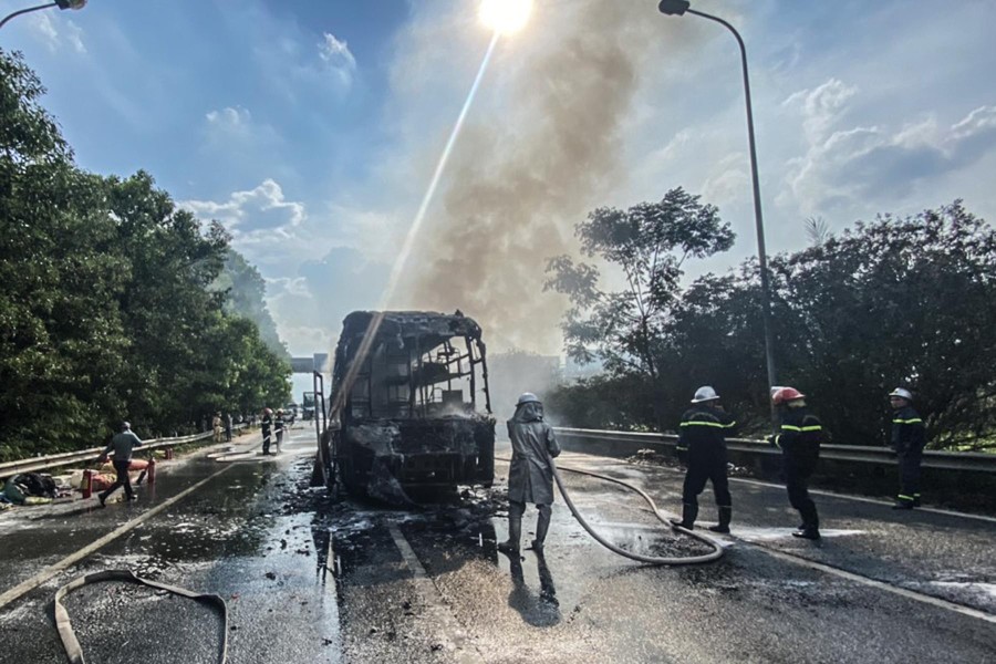 Cận cảnh xe khách giường nằm bốc cháy trơ khung trên đại lộ Thăng Long