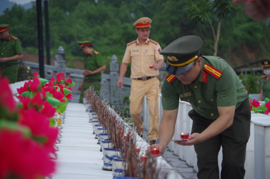 Công an Thủ đô dâng hương tưởng nhớ các anh hùng liệt sỹ ở nghĩa trang Quốc gia Vị Xuyên