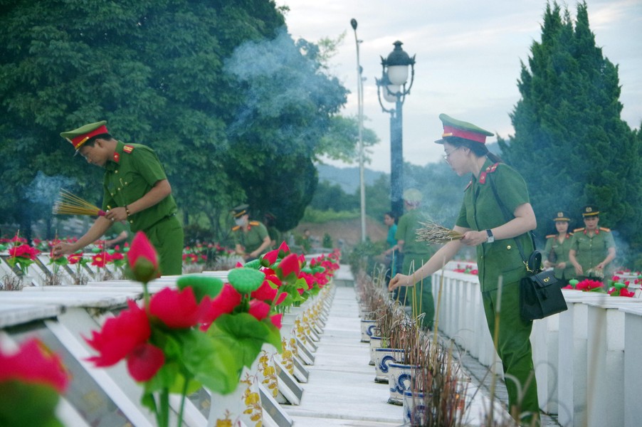 Công an Thủ đô dâng hương tưởng nhớ các anh hùng liệt sỹ ở nghĩa trang Quốc gia Vị Xuyên