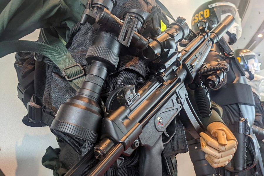 Tiểu liên và súng ngắn Việt Nam sản xuất trong dàn vũ khí khủng của lực lượng cảnh sát đang trưng bày ở Hà Nội
