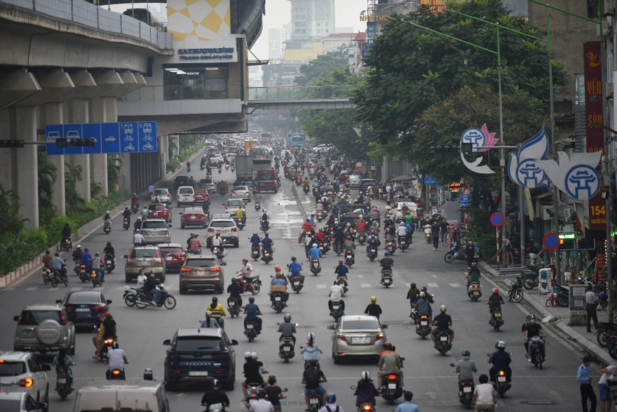 Lực lượng chức năng vất vả nhắc nhở, nhiều xe máy vẫn sai làn trong ngày đầu đường Nguyễn Trãi đặt dải phân cách