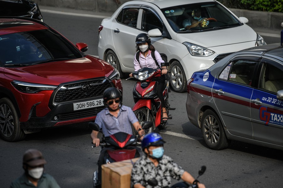 Đã có dải phân cách, vẫn có người đi theo kiểu 'điền vào chỗ trống' gây ùn tắc ở đường Nguyễn Trãi 