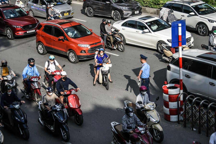 Đã có dải phân cách, vẫn có người đi theo kiểu 'điền vào chỗ trống' gây ùn tắc ở đường Nguyễn Trãi 