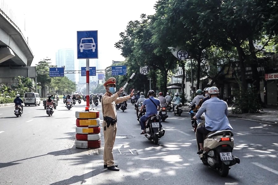 Toàn cảnh 1 tháng thí điểm phân làn xe máy ở đường Nguyễn Trãi: Giao thông chưa hết lộn xộn