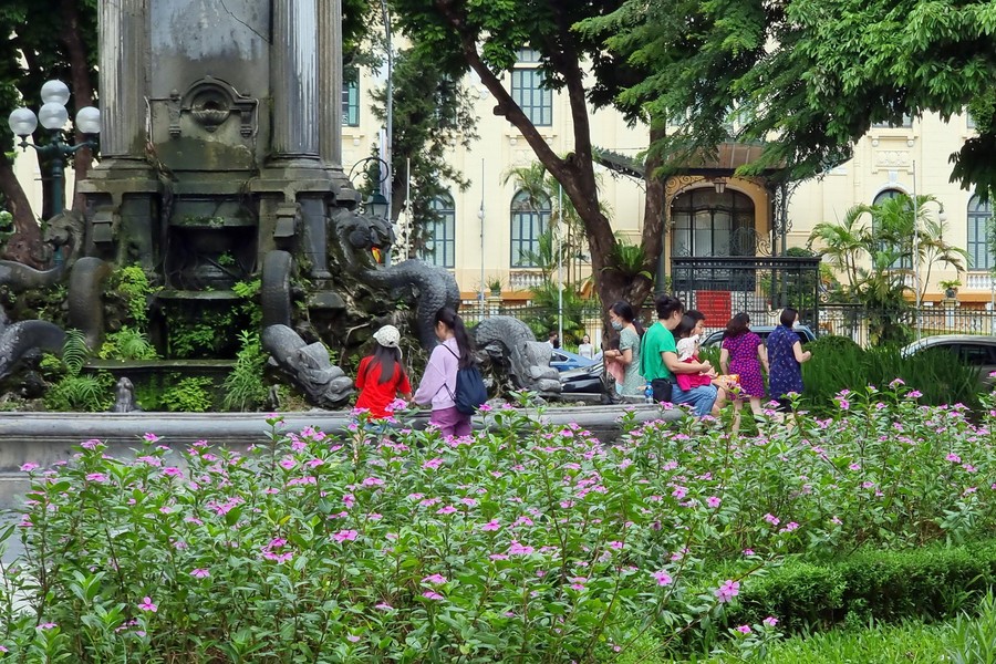 Cận cảnh vườn hoa với đài phun nước đặc biệt lâu đời nhất Thủ đô sắp được khoác 