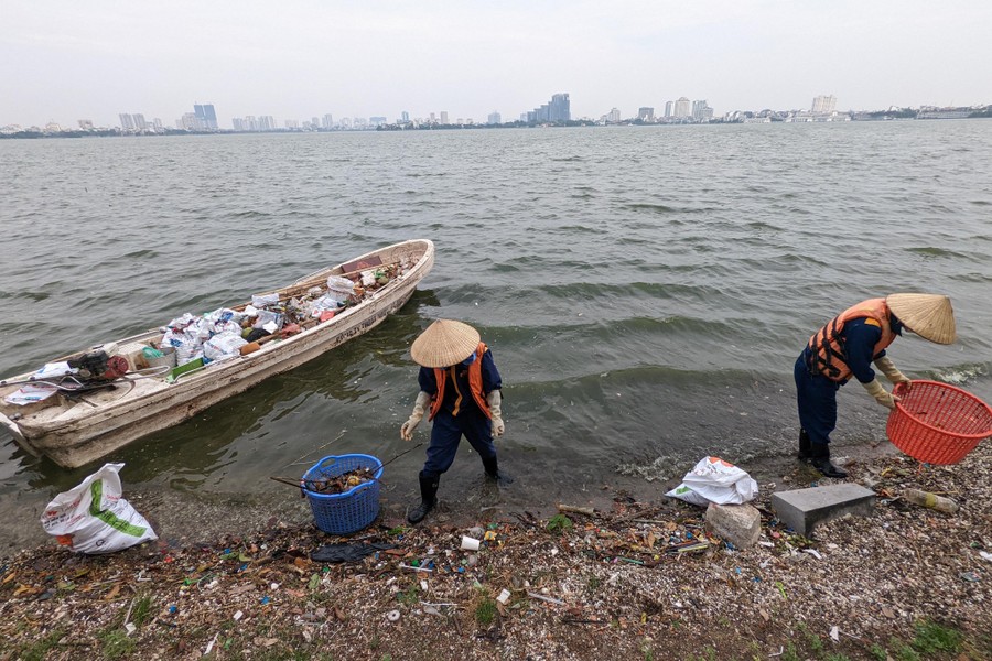 Cận cảnh hồ Tây sau khi lãnh đạo thành phố chỉ đạo nóng xử lý tình trạng cá chết hàng loạt