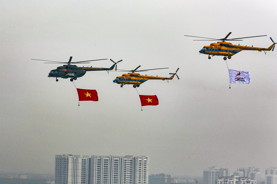 Mãn nhãn màn biểu diễn của Su-30Mk2 và trực thăng mang cờ Tổ quốc ở Hà Nội