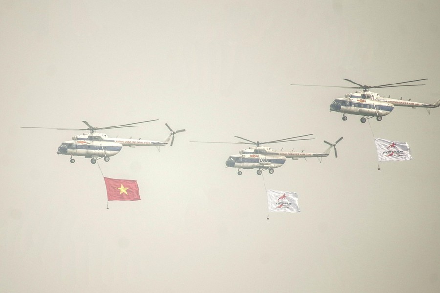 Mãn nhãn màn biểu diễn của Su-30Mk2 và trực thăng mang cờ Tổ quốc ở Hà Nội